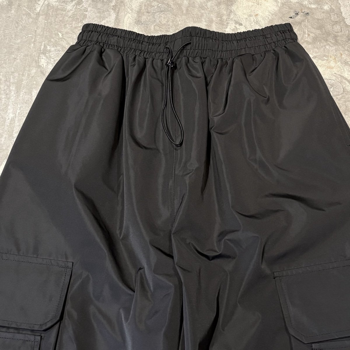 画像11: 【WONDERGROUND】MULTI CARGO POCKET WIDE NYLON PANTS / BLACK / OS (11)
