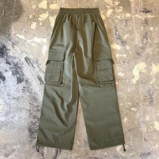 画像2: 【WONDERGROUND】MULTI CARGO POCKET WIDE NYLON PANTS / GREEN / OS (2)