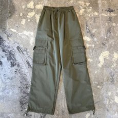 画像1: 【WONDERGROUND】MULTI CARGO POCKET WIDE NYLON PANTS / GREEN / OS (1)