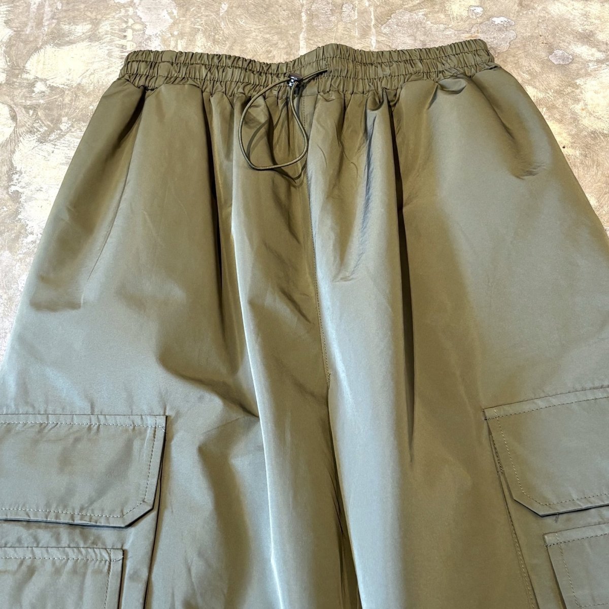 画像11: 【WONDERGROUND】MULTI CARGO POCKET WIDE NYLON PANTS / GREEN / OS (11)
