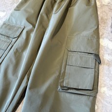 画像4: 【WONDERGROUND】MULTI CARGO POCKET WIDE NYLON PANTS / GREEN / OS (4)