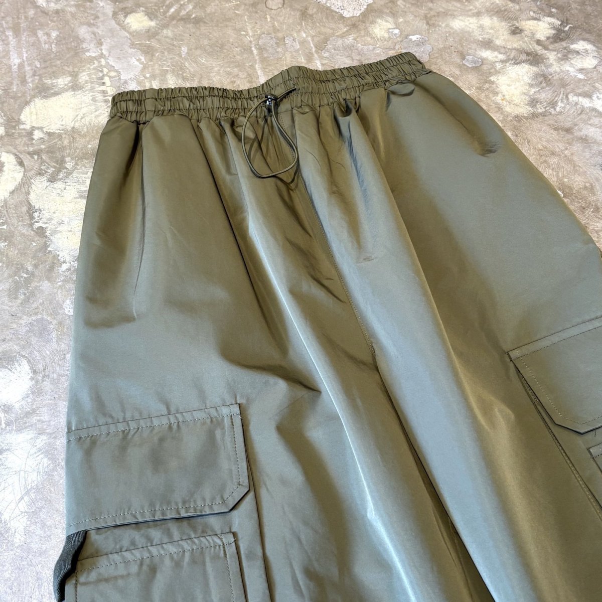 画像3: 【WONDERGROUND】MULTI CARGO POCKET WIDE NYLON PANTS / GREEN / OS (3)