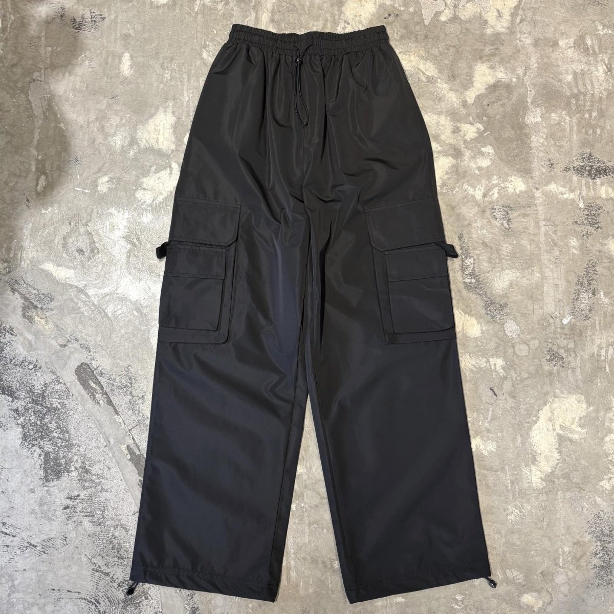 画像1: 【WONDERGROUND】MULTI CARGO POCKET WIDE NYLON PANTS / BLACK / OS (1)