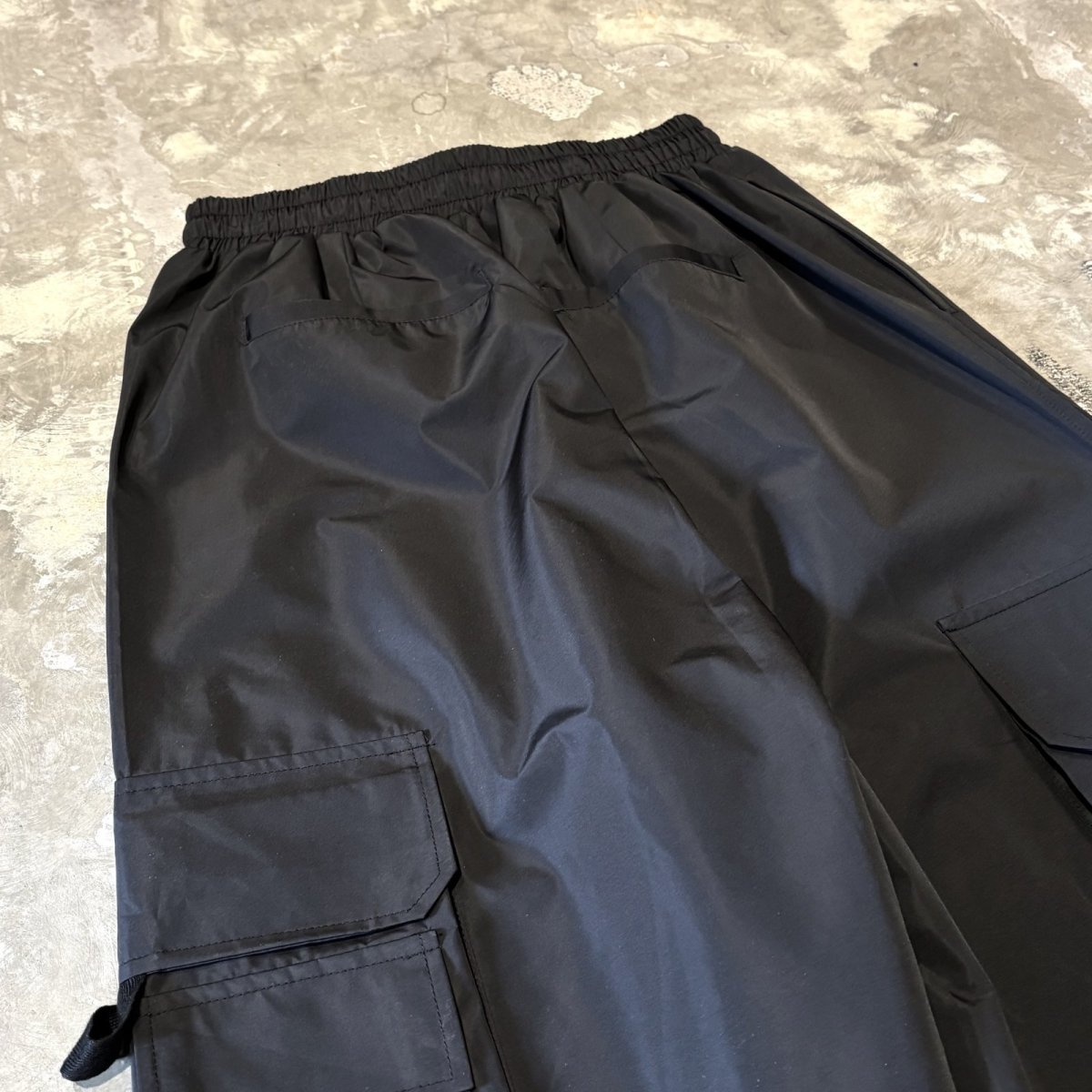 画像9: 【WONDERGROUND】MULTI CARGO POCKET WIDE NYLON PANTS / BLACK / OS (9)
