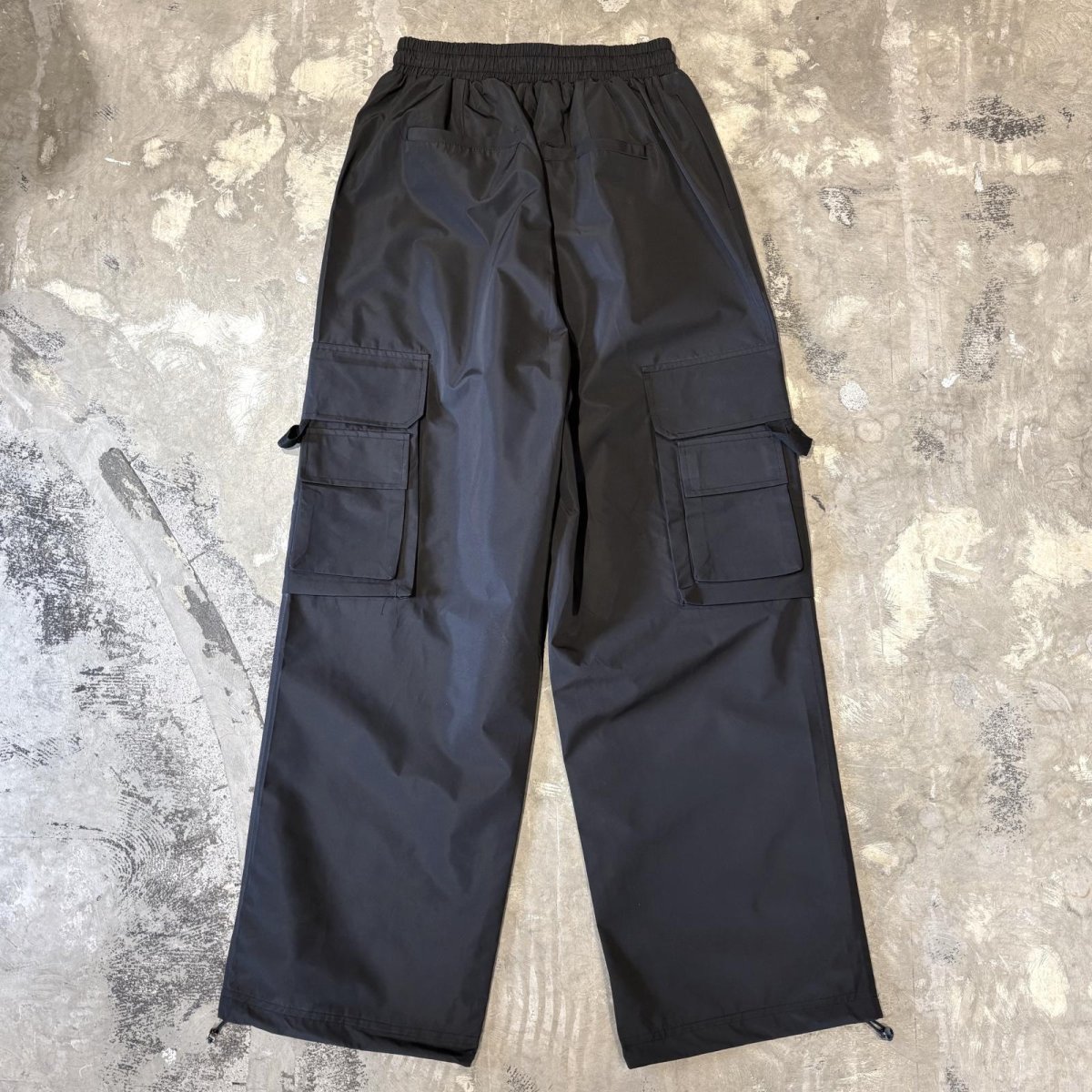 画像2: 【WONDERGROUND】MULTI CARGO POCKET WIDE NYLON PANTS / BLACK / OS (2)