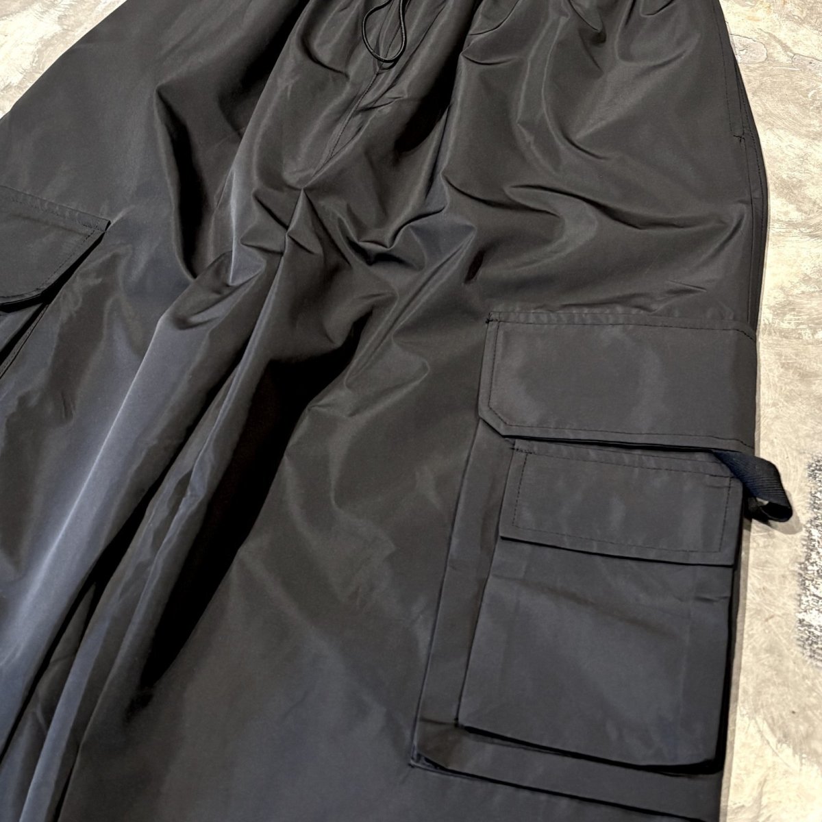画像4: 【WONDERGROUND】MULTI CARGO POCKET WIDE NYLON PANTS / BLACK / OS (4)