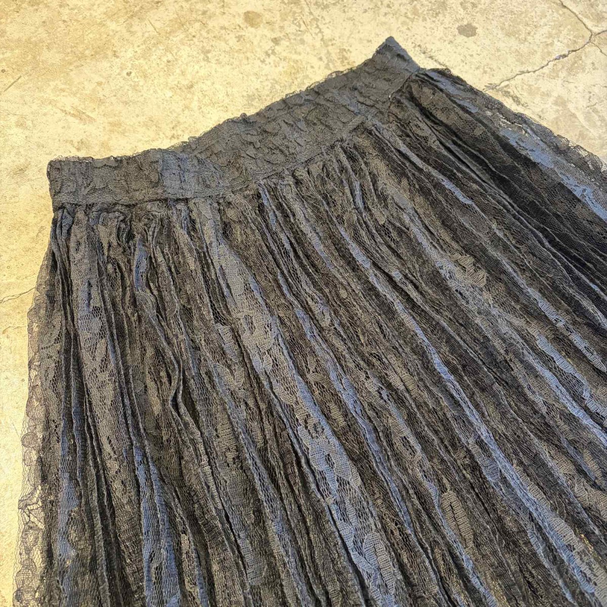 画像3: BLACK COLOR LACE DESIGN PLEATS LONG SKIRT / W23~W33 / MADE IN USA (3)
