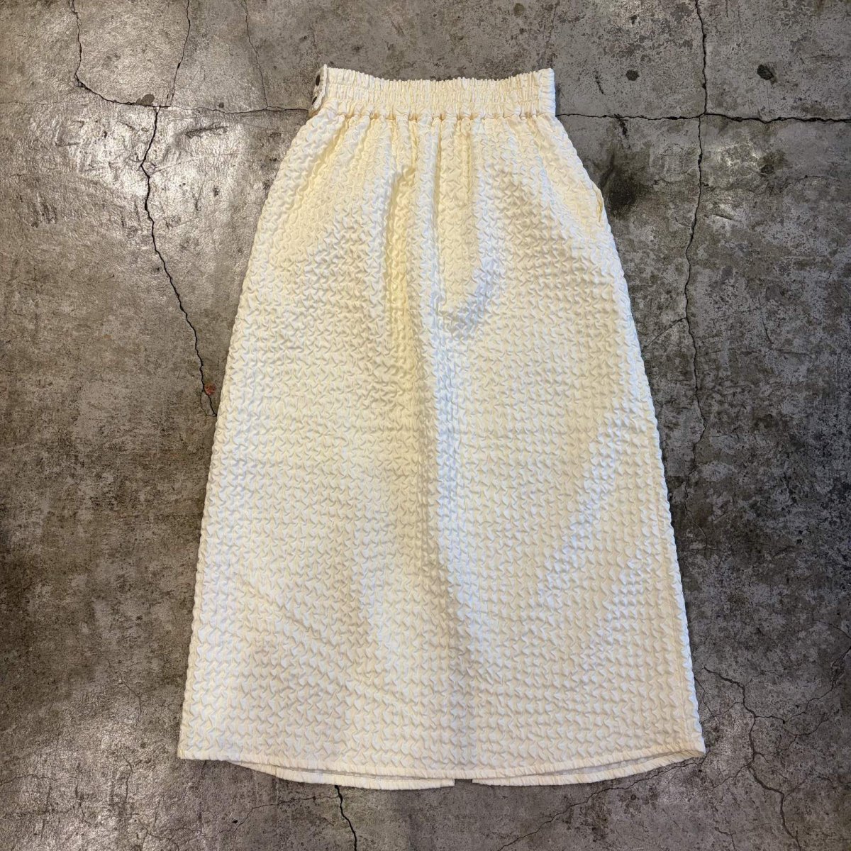 画像2: EMBOSS DESIGN FRONT SLIT STRAIGHT SKIRT / W24~W29 (2)