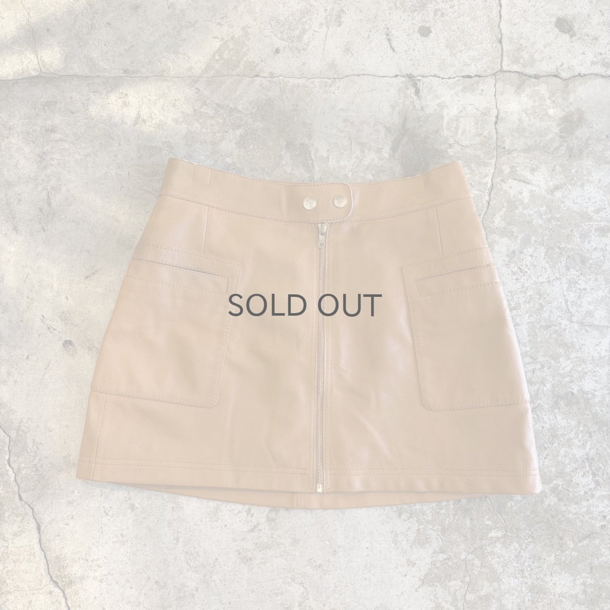 画像1: 【FREE PEOPLE】FAUX LEATHER FRONT ZIP DESIGN SKIRT / W30 (1)