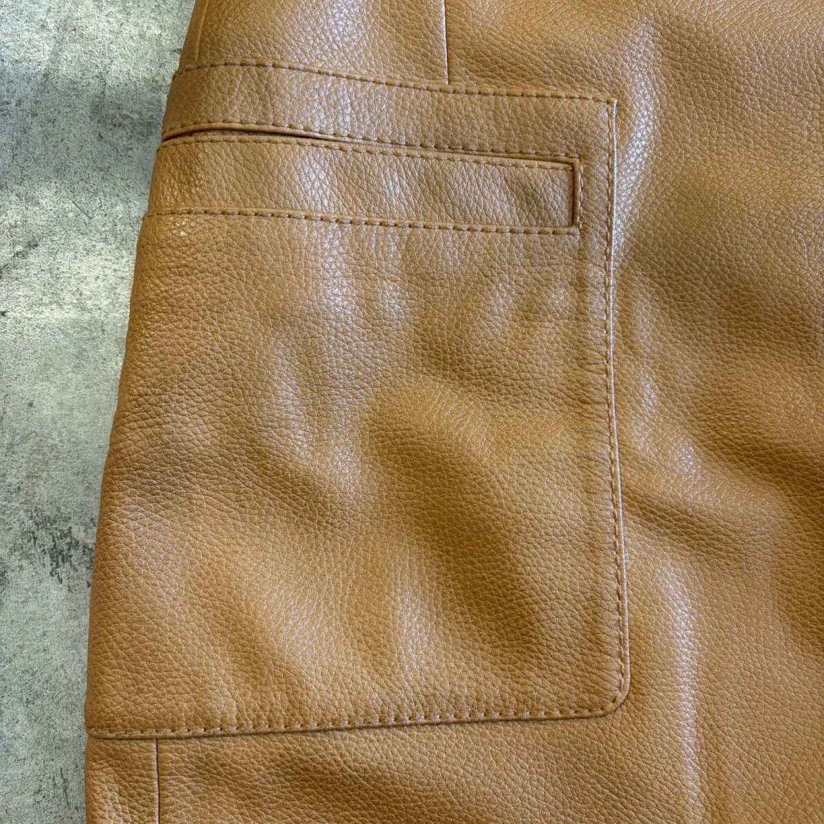 画像4: 【FREE PEOPLE】FAUX LEATHER FRONT ZIP DESIGN SKIRT / W30 (4)
