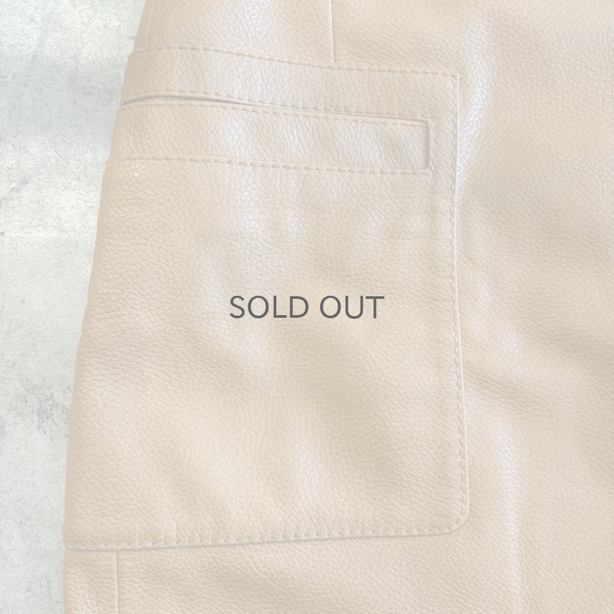 画像4: 【FREE PEOPLE】FAUX LEATHER FRONT ZIP DESIGN SKIRT / W30 (4)