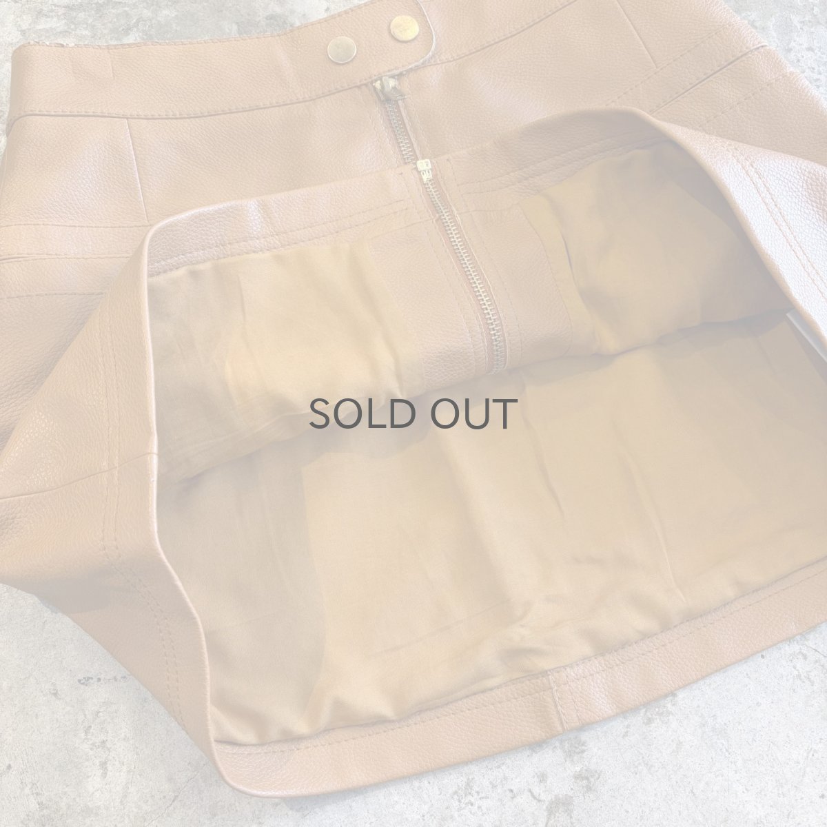 画像8: 【FREE PEOPLE】FAUX LEATHER FRONT ZIP DESIGN SKIRT / W30 (8)