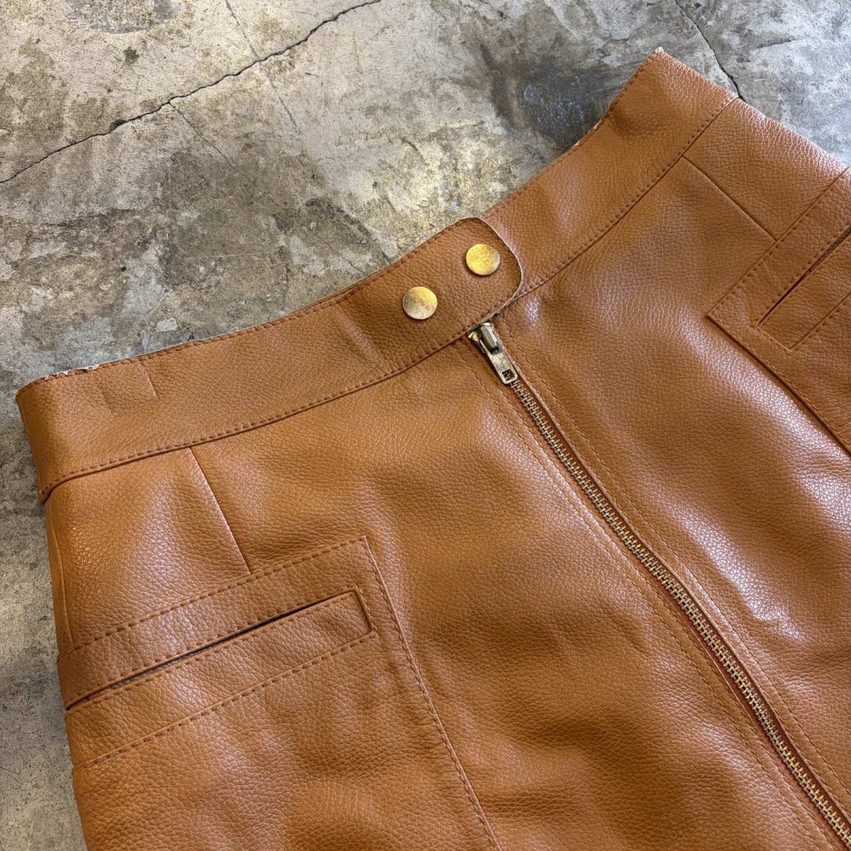 画像3: 【FREE PEOPLE】FAUX LEATHER FRONT ZIP DESIGN SKIRT / W30 (3)