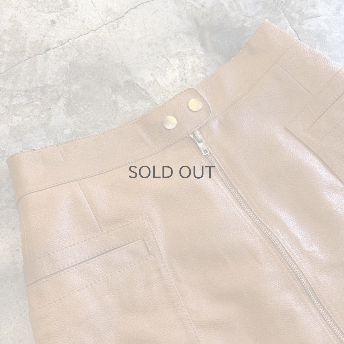 画像3: 【FREE PEOPLE】FAUX LEATHER FRONT ZIP DESIGN SKIRT / W30 (3)