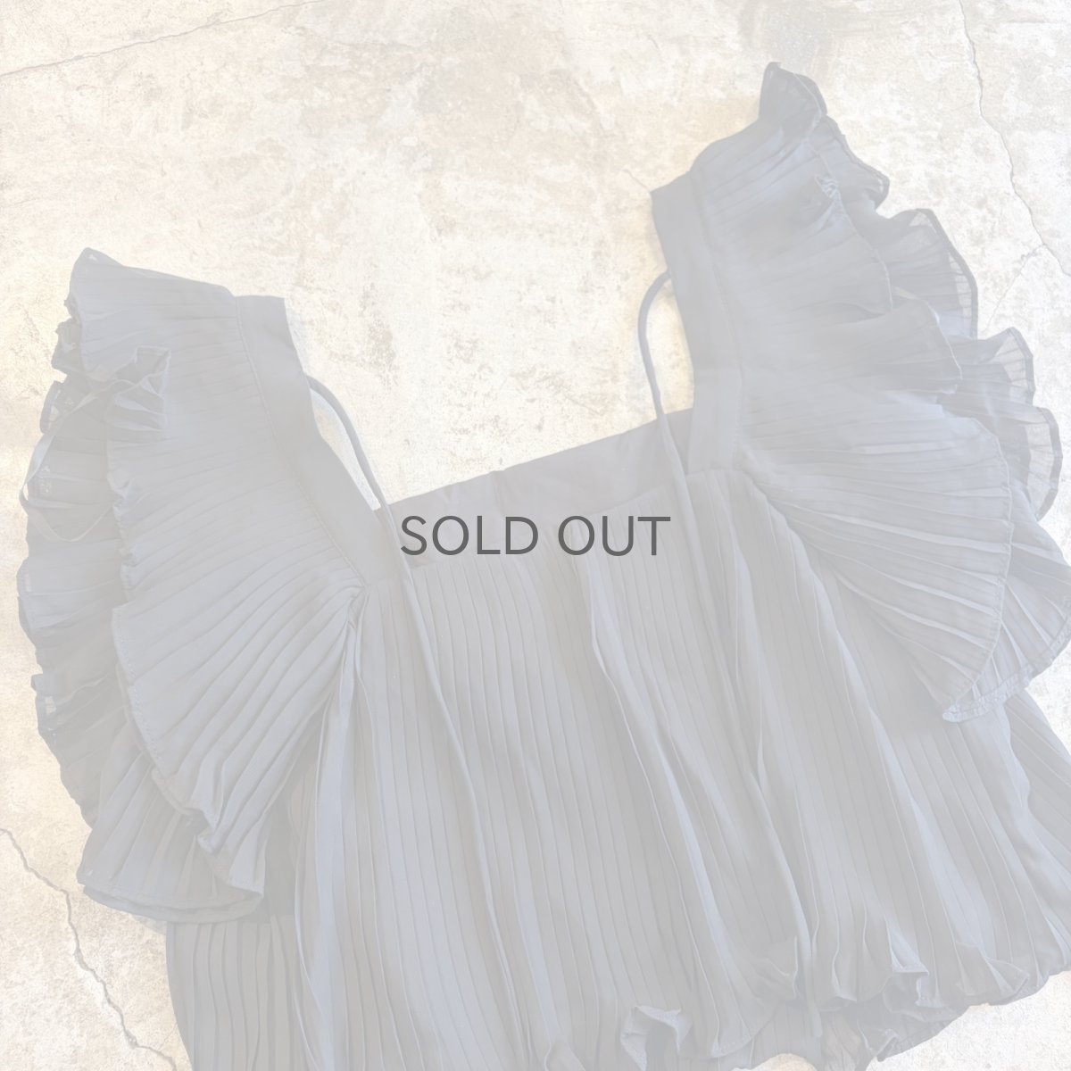 画像6: BLACK COLOR PLEATS DESIGN FRILL SHOULDER S/S TOPS / Ladies XS (6)