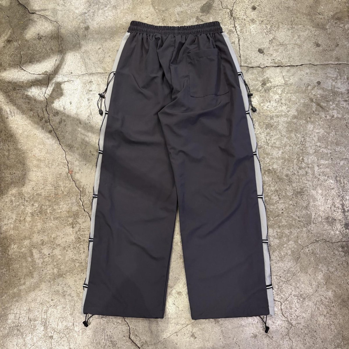 画像2: 【WONDERGROUND】SIDE COLOR LACE UP WIDE NYLON PANTS / GREY / OS (2)