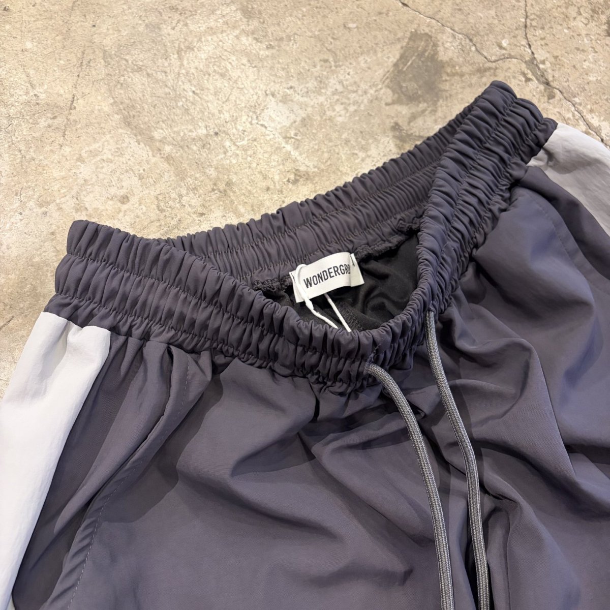 画像10: 【WONDERGROUND】SIDE COLOR LACE UP WIDE NYLON PANTS / GREY / OS (10)