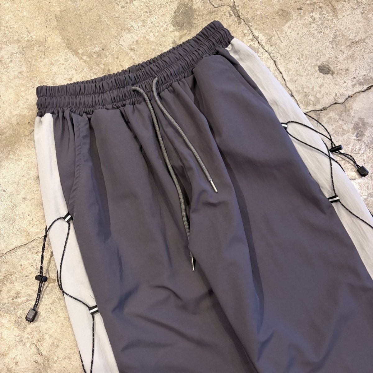 画像3: 【WONDERGROUND】SIDE COLOR LACE UP WIDE NYLON PANTS / GREY / OS (3)