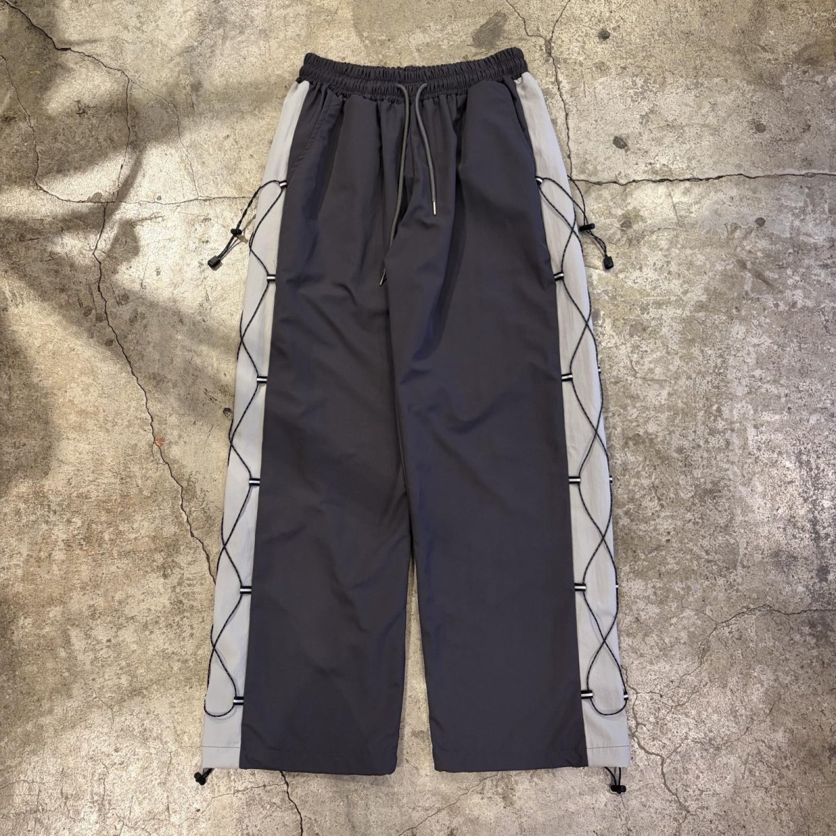 画像1: 【WONDERGROUND】SIDE COLOR LACE UP WIDE NYLON PANTS / GREY / OS (1)