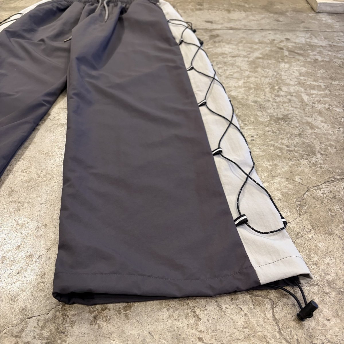 画像4: 【WONDERGROUND】SIDE COLOR LACE UP WIDE NYLON PANTS / GREY / OS (4)