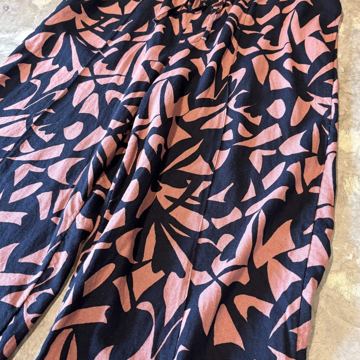 画像4: ALL OVER ARTISTIC PATTERN WIDE SILHOUETTE PANTS / FREE (4)