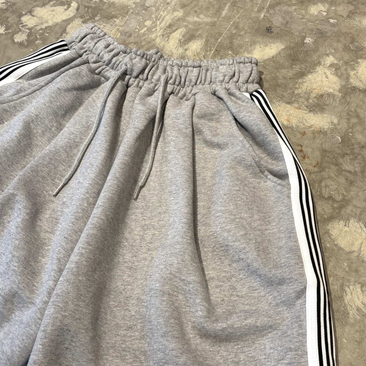 画像4: SIDE LINE WIDE SILHOUETTE SWEAT SHORTS / FREE (4)