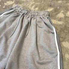 画像4: SIDE LINE WIDE SILHOUETTE SWEAT SHORTS / FREE (4)