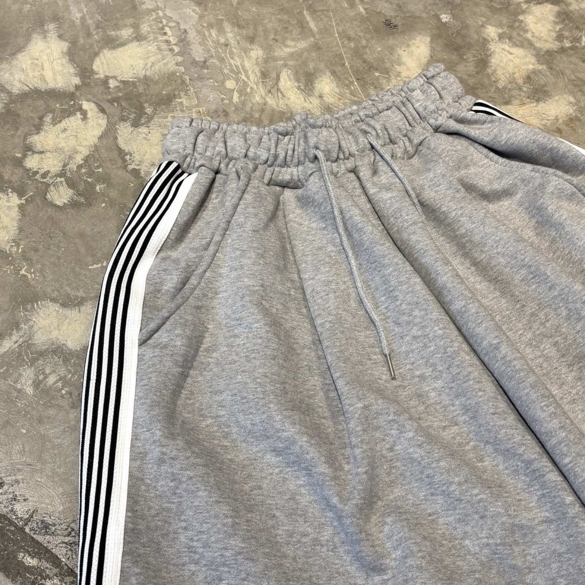 画像3: SIDE LINE WIDE SILHOUETTE SWEAT SHORTS / FREE (3)