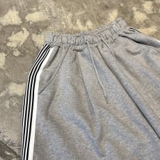 画像3: SIDE LINE WIDE SILHOUETTE SWEAT SHORTS / FREE (3)