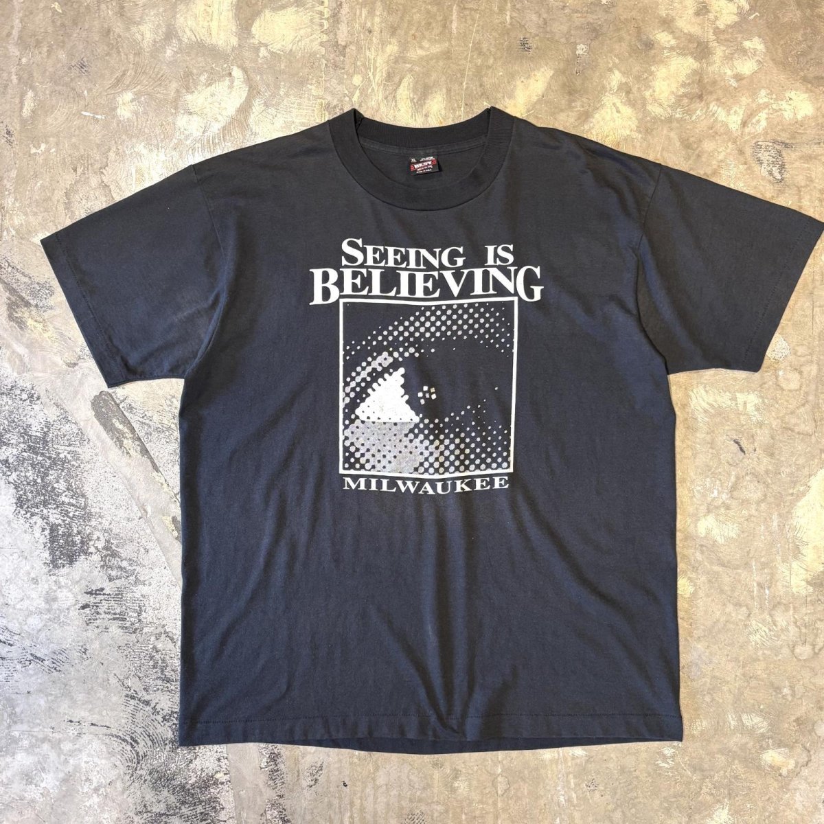 画像1: 80's "SEEING IS BELIEVING" EYE PRINTED S/S TEE / Mens XL / MADE IN USA (1)