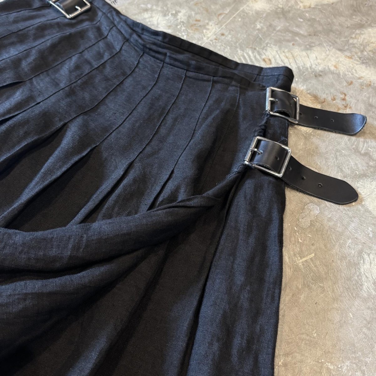 画像7: BLACK LINEN BELTED WRAP SKIRT / W28~31 / MADE IN IRELAND (7)
