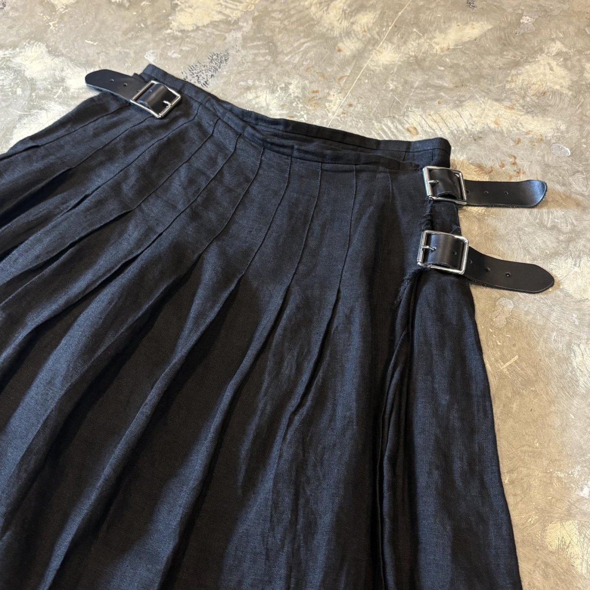 画像4: BLACK LINEN BELTED WRAP SKIRT / W28~31 / MADE IN IRELAND (4)