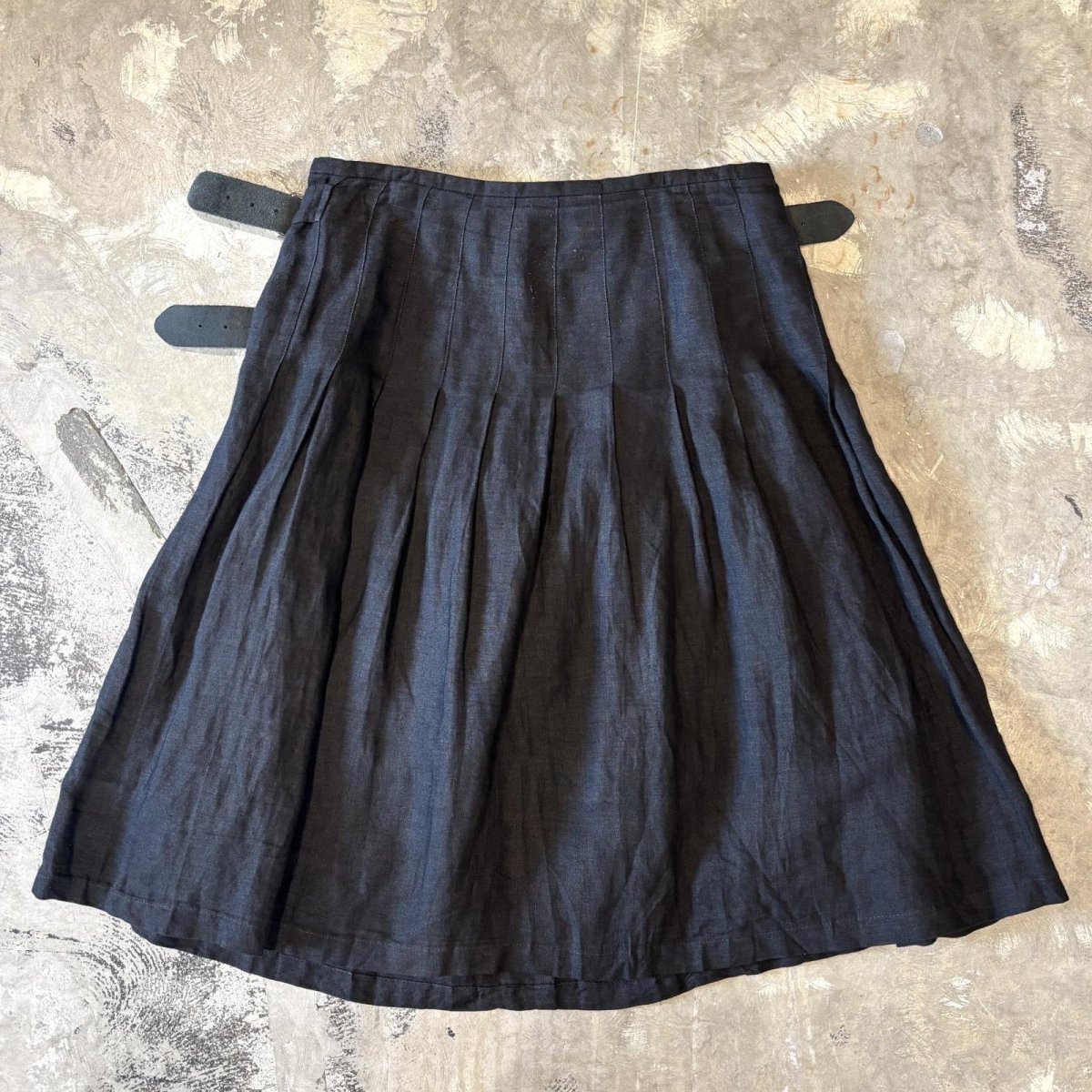 画像2: BLACK LINEN BELTED WRAP SKIRT / W28~31 / MADE IN IRELAND (2)