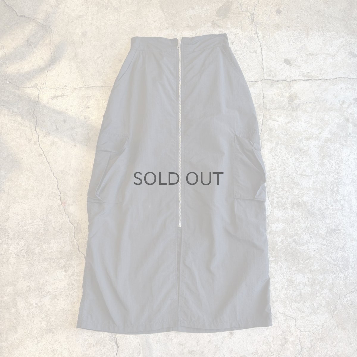 画像1: FRONT ZIP DESIGN NYLON CARGO SKIRT / W25~W29 (1)