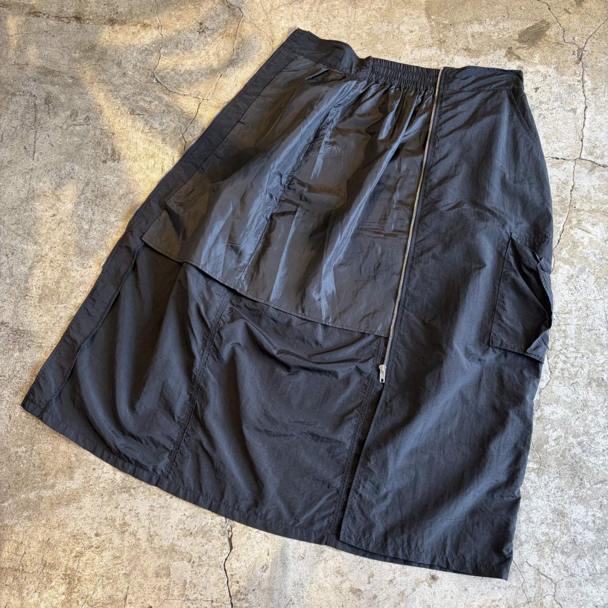 画像6: FRONT ZIP DESIGN NYLON CARGO SKIRT / W25~W29 (6)