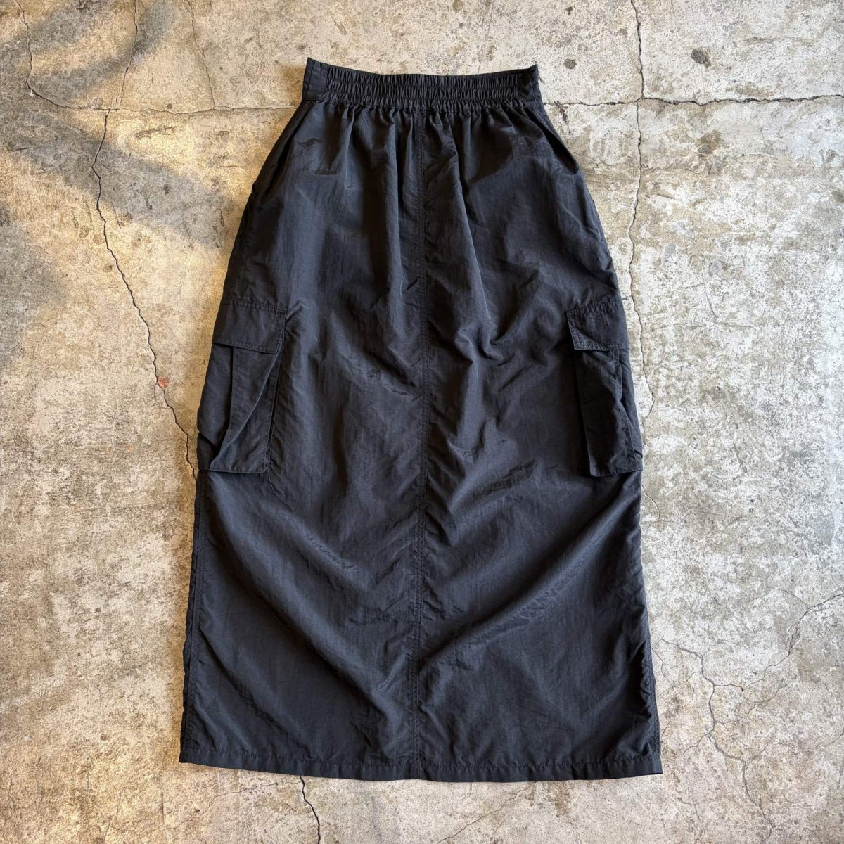 画像2: FRONT ZIP DESIGN NYLON CARGO SKIRT / W25~W29 (2)