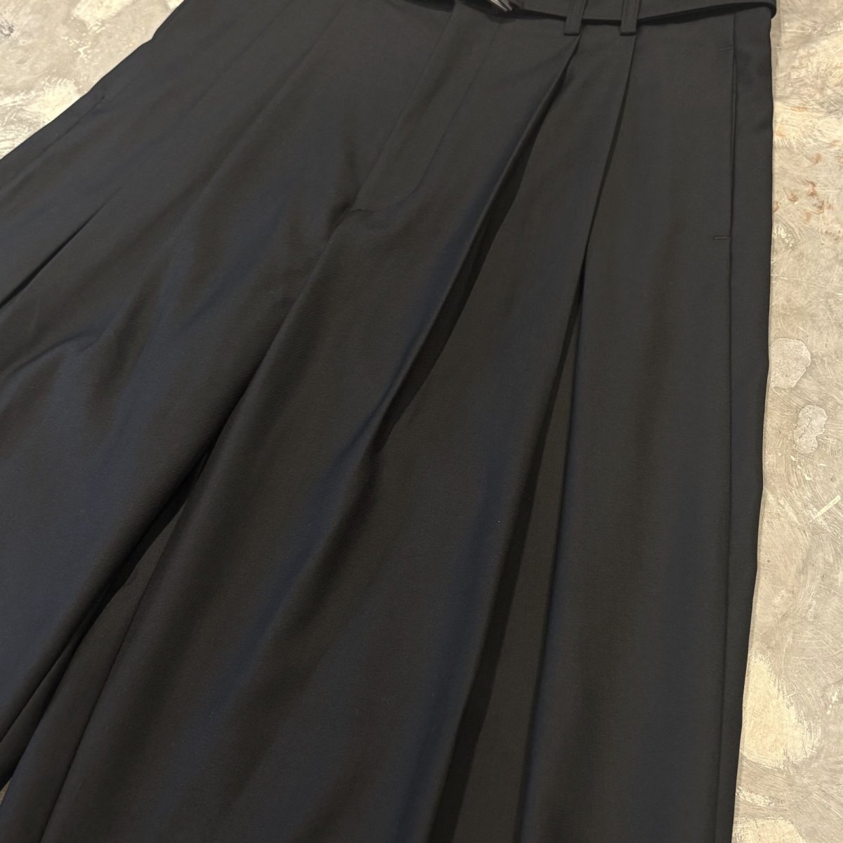 画像4: 【WONDERGROUND】WIDE SILHOUETTE BELTED SLACKS / BLACK / OS (4)
