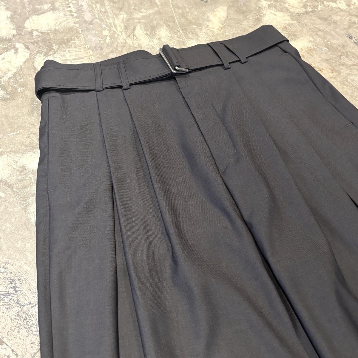 画像3: 【WONDERGROUND】WIDE SILHOUETTE BELTED SLACKS / GRAY / OS (3)
