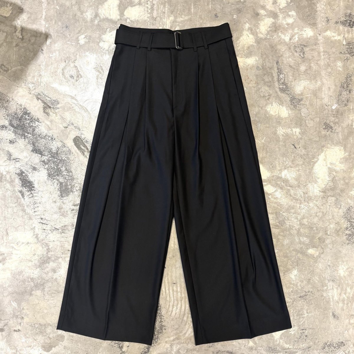 画像1: 【WONDERGROUND】WIDE SILHOUETTE BELTED SLACKS / BLACK / OS (1)