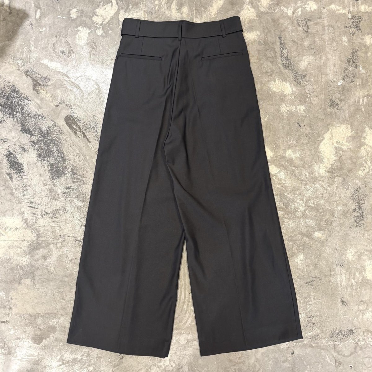 画像2: 【WONDERGROUND】WIDE SILHOUETTE BELTED SLACKS / GRAY / OS (2)