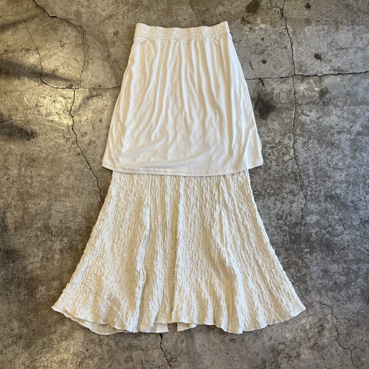 画像3: IVORY COLOR EMBOSS PATTERN DESIGN MERMAID LONG SKIRT / W25~W29 (3)