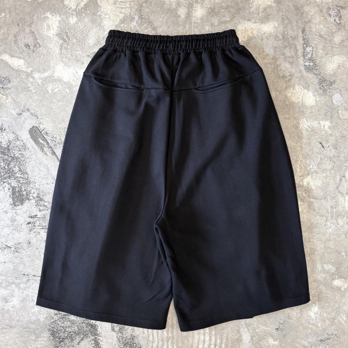 画像2: 【WONDERGROUND】MULTI TUCK WIDE SILHOUETTE COTTON SWEAT SHORTS / OS (2)