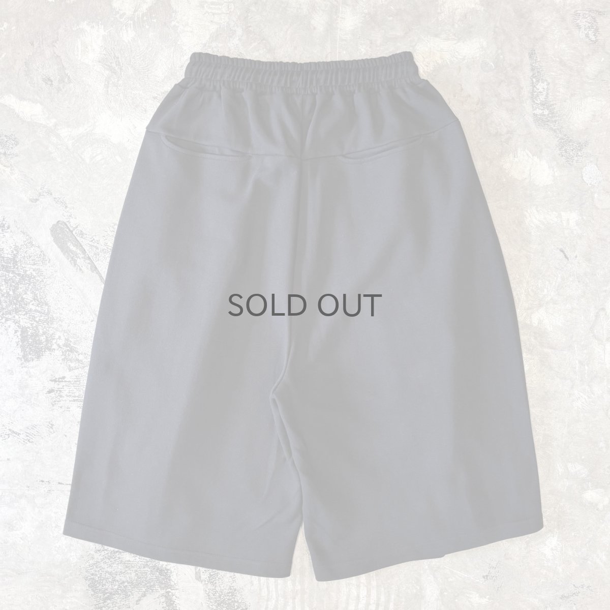画像2: 【WONDERGROUND】MULTI TUCK WIDE SILHOUETTE COTTON SWEAT SHORTS / OS (2)