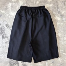 画像2: 【WONDERGROUND】MULTI TUCK WIDE SILHOUETTE COTTON SWEAT SHORTS / OS (2)