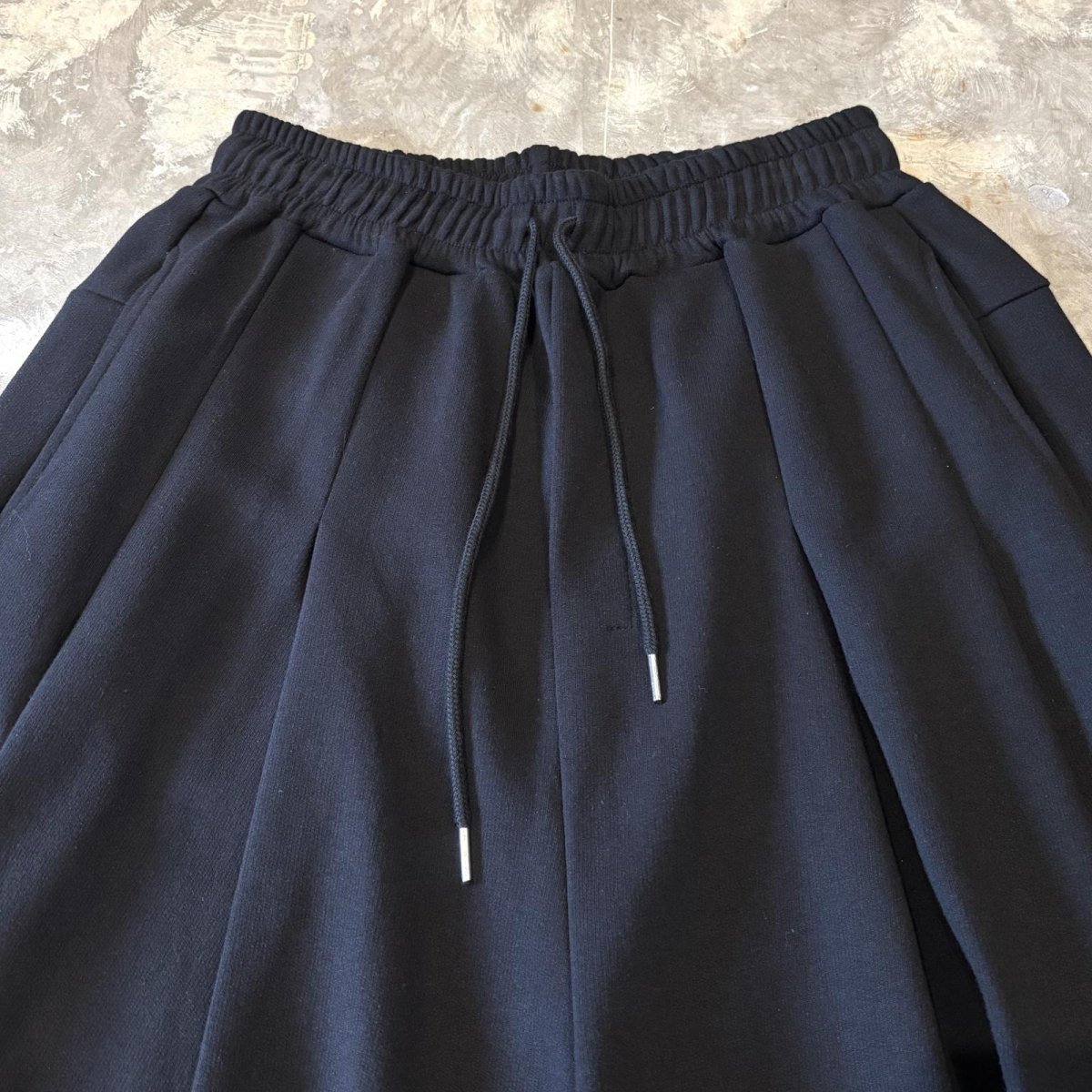 画像10: 【WONDERGROUND】MULTI TUCK WIDE SILHOUETTE COTTON SWEAT SHORTS / OS (10)