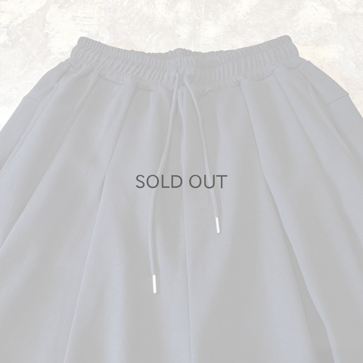 画像10: 【WONDERGROUND】MULTI TUCK WIDE SILHOUETTE COTTON SWEAT SHORTS / OS (10)