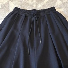 画像10: 【WONDERGROUND】MULTI TUCK WIDE SILHOUETTE COTTON SWEAT SHORTS / OS (10)