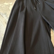 画像7: 【WONDERGROUND】MULTI TUCK WIDE SILHOUETTE COTTON SWEAT SHORTS / OS (7)
