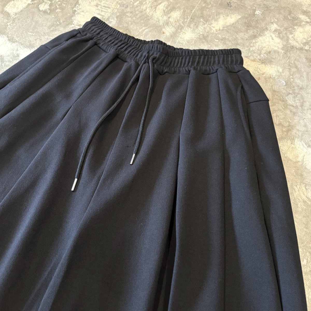 画像4: 【WONDERGROUND】MULTI TUCK WIDE SILHOUETTE COTTON SWEAT SHORTS / OS (4)