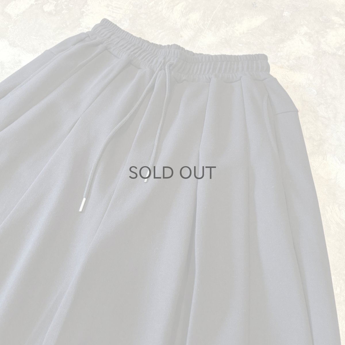 画像4: 【WONDERGROUND】MULTI TUCK WIDE SILHOUETTE COTTON SWEAT SHORTS / OS (4)